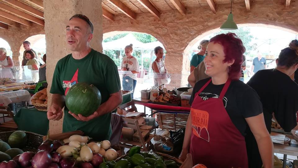 Foto de uno de nuestros productores en su puesto en el Mercat del Riurau.