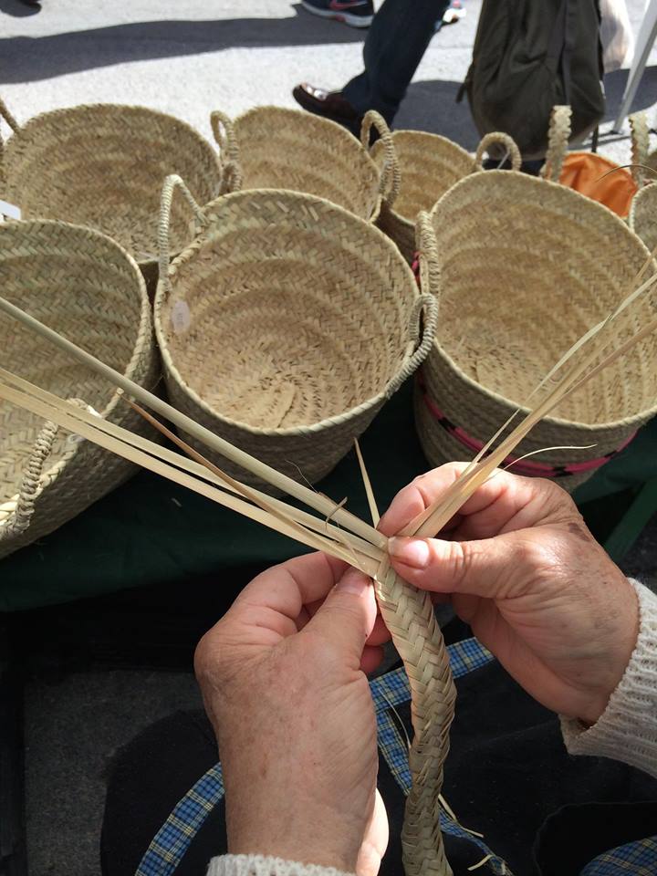 Foto en la que se ve a uno de nuestros artesanos de mimbre haciendo capazos